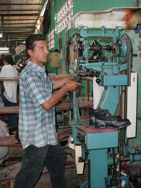 Trabajador de Calzado Tauro.jpg